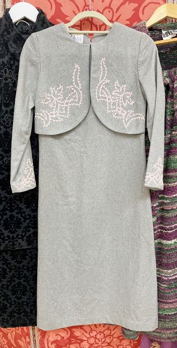 Shubette grey wool dress with sham bolero top, pink embroidered detail to the front of the bolero - Bild 3 aus 7