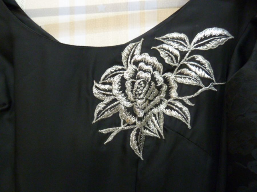 Various 1960's and 70's evening dresses to include a Flory Miami black damask sleeveless smock- - Bild 5 aus 6