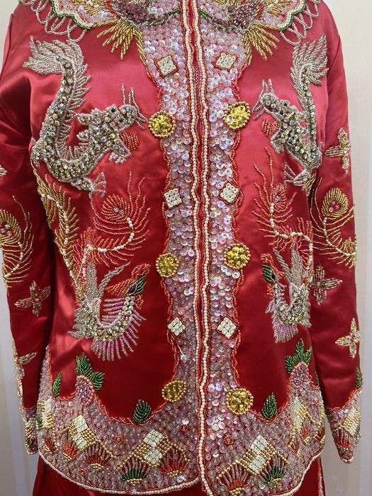 Modern Oriental style embroidered red satin full-length skirt and jacket, heavily embroidered with - Bild 2 aus 8