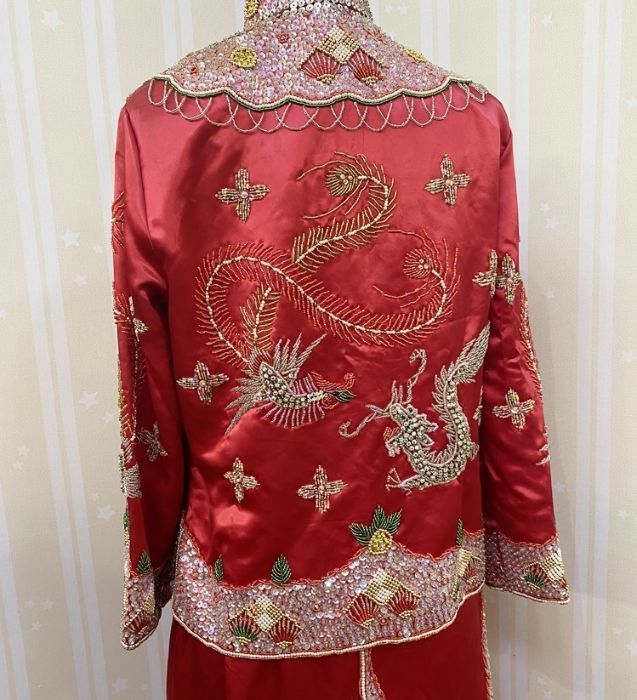 Modern Oriental style embroidered red satin full-length skirt and jacket, heavily embroidered with - Bild 5 aus 8