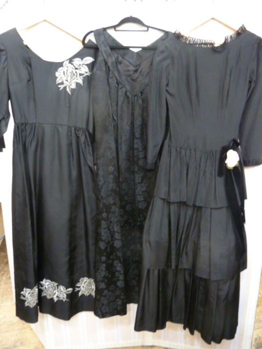 Various 1960's and 70's evening dresses to include a Flory Miami black damask sleeveless smock- - Bild 4 aus 6