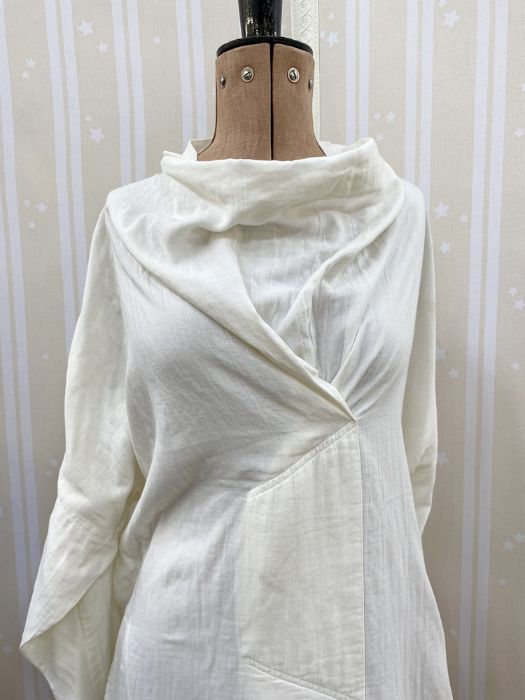 Issey Miyake labelled white , structured garment - Bild 3 aus 3