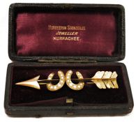 18ct gold bar brooch with arrow through two horseshoes, inset with seedpearls, in fitted box '
