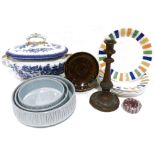 Quantity of Wedgwood 'Gold Chelsea' chinaware to include cups and saucers, bowls, side plates, gravy