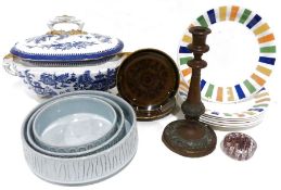 Quantity of Wedgwood 'Gold Chelsea' chinaware to include cups and saucers, bowls, side plates, gravy