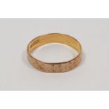 22ct gold wedding band with engraved detail (worn), 2.5g