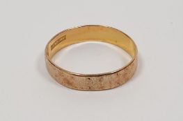 22ct gold wedding band with engraved detail (worn), 2.5g