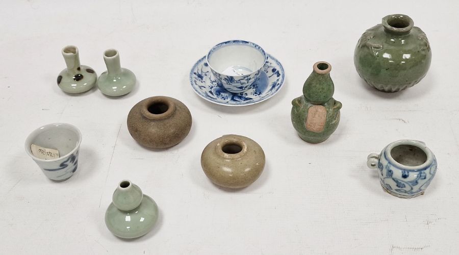 Small quantity of miniature Chinese ceramic items to include vase with fish decoration, double-gourd - Image 2 of 4