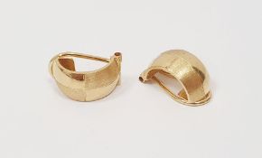 Pair of gold earrings marked 750 (12.4g)