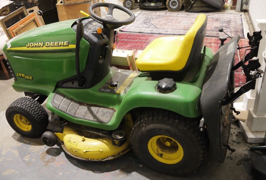 John Deere LTR166 ride-on lawnmower Condition ReportUnable to start it up and unable to say - Image 2 of 2
