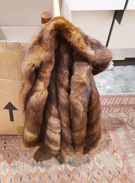 Ladies musquash fur coat together with assorted linen, blankets etc. (1 box)
