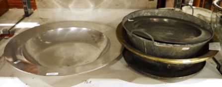 Quantity of metalware to include a large fruit bowl, various pans, bowls, assorted glass bowls and