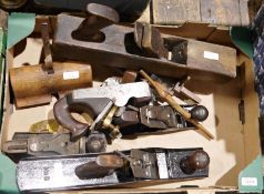 Quantity of vintage woodworking planes to include makers Bailey, Record, etc (1 box)