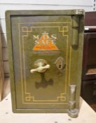 Vintage cast iron safe by Thomas Withers & Sons Ltd, West Bromwich Condition ReportH. 48cm x W. 32cm