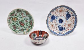 Chinese imari pattern saucer dish, late 18th/early 19th century, painted with crysanthemum in