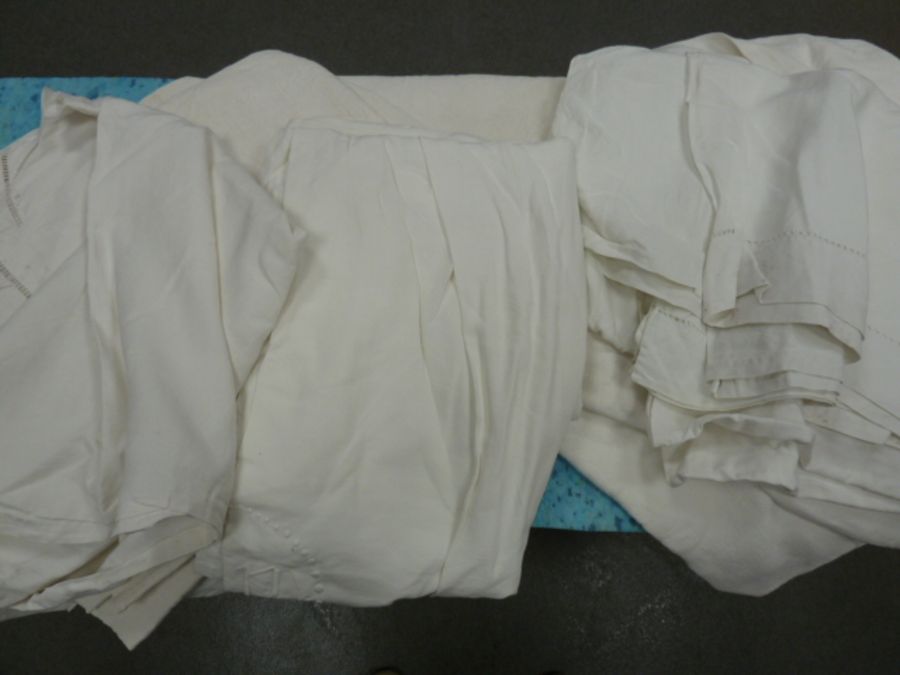 Assorted vintage and other linen - 20 sheets,, mainly singles / throws and two handtowels ( 2 - Image 2 of 3