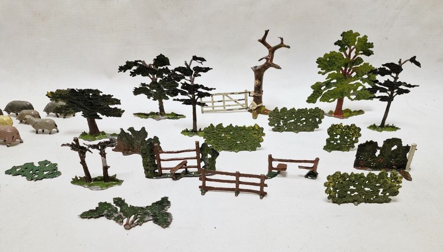 Britains and other model sheep and Britains farm trees, hedges and gates (2 bags) - Bild 3 aus 3
