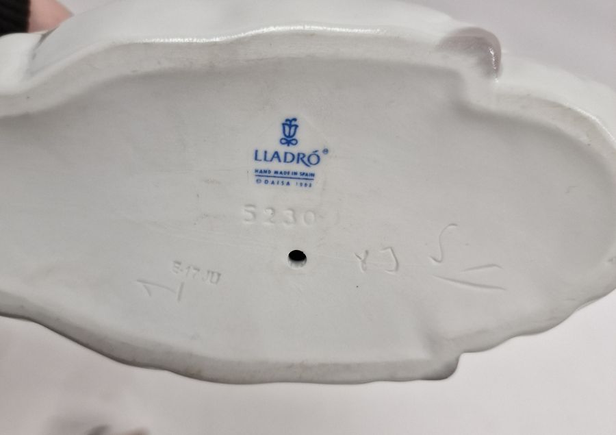 Two Lladro models of swans, naturalistically modelled, one swan with wings outstretched, 21cm - Image 5 of 9