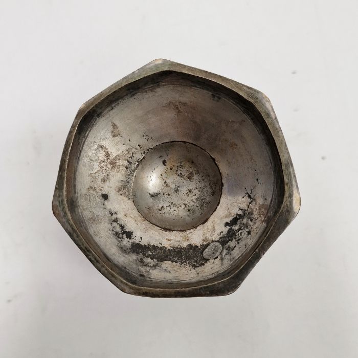 Asian niello and white metal footed vase, decorated with stylised flowerheads on a ground of - Image 3 of 3