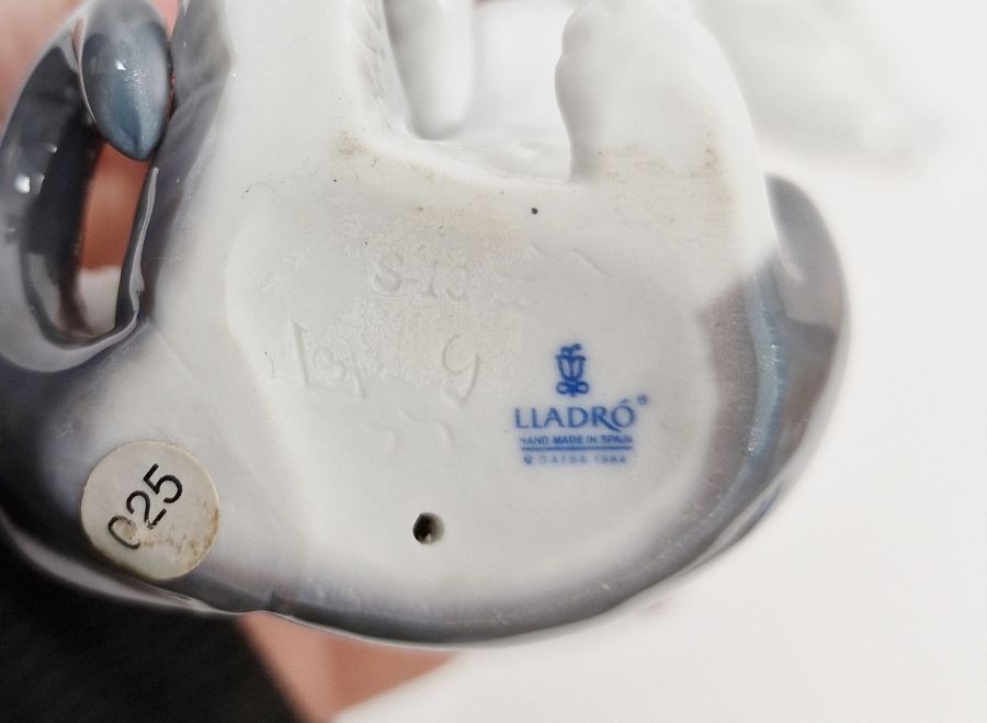 Two Lladro models of swans, naturalistically modelled, one swan with wings outstretched, 21cm - Image 4 of 9