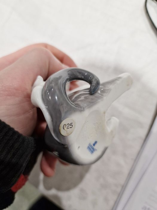 Two Lladro models of swans, naturalistically modelled, one swan with wings outstretched, 21cm - Image 9 of 9