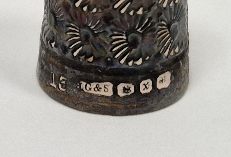 Victorian silver-mounted thimble holder in the form of a bucket, repousse decorated, Birmingham - Image 2 of 3