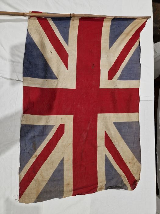 Bag of old golf clubs, two Union Jack flags on bamboo sticks Condition ReportFlags - H. 54 x  L. - Image 33 of 34
