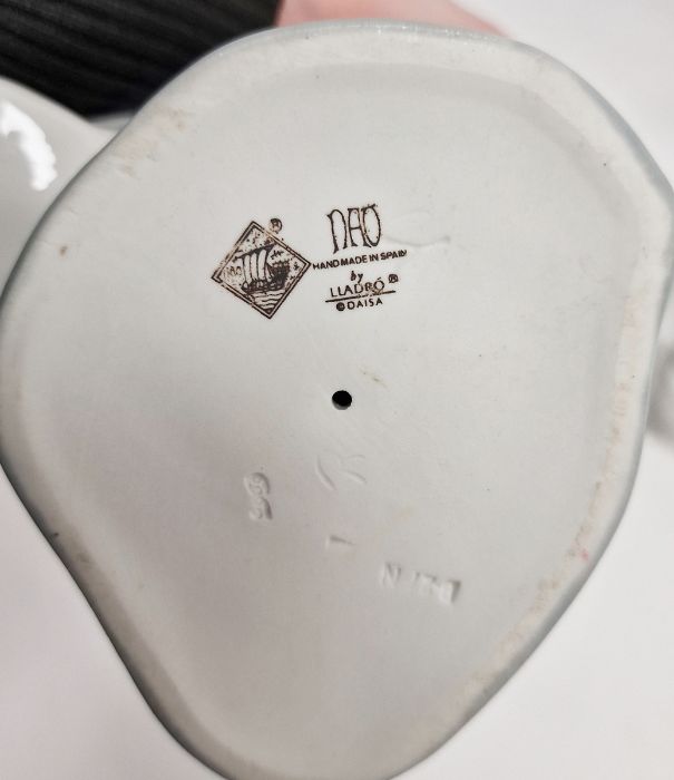 Two Lladro models of swans, naturalistically modelled, one swan with wings outstretched, 21cm - Image 2 of 9