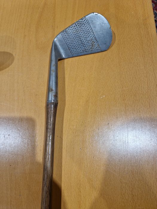 Bag of old golf clubs, two Union Jack flags on bamboo sticks Condition ReportFlags - H. 54 x  L. - Image 28 of 34