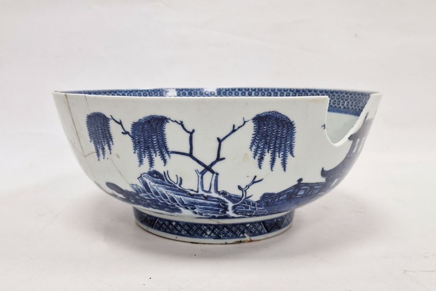 Chinese porcelain blue and white bowl, late 18th century, printed and painted with huts on - Image 2 of 5