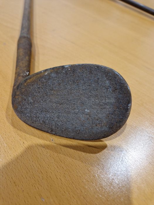 Bag of old golf clubs, two Union Jack flags on bamboo sticks Condition ReportFlags - H. 54 x  L. - Image 4 of 34