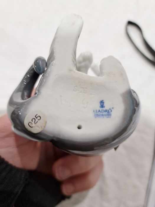 Two Lladro models of swans, naturalistically modelled, one swan with wings outstretched, 21cm - Image 8 of 9