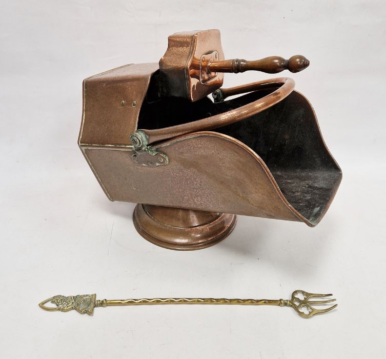 Copper coal scuttle, wedge-shaped, with angular shaped scoop with turned wood handle, on circular