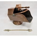 Copper coal scuttle, wedge-shaped, with angular shaped scoop with turned wood handle, on circular