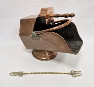 Copper coal scuttle, wedge-shaped, with angular shaped scoop with turned wood handle, on circular