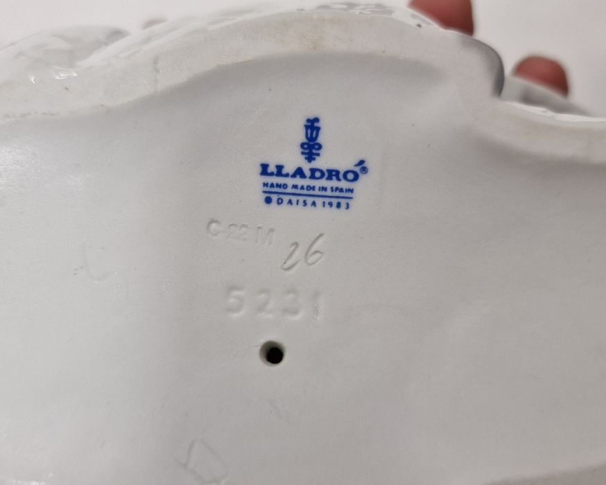 Two Lladro models of swans, naturalistically modelled, one swan with wings outstretched, 21cm - Image 3 of 9