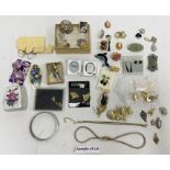 Box of costume jewellery to include necklaces, brooches, clip-on earrings, etc (1 box)