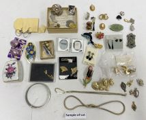 Box of costume jewellery to include necklaces, brooches, clip-on earrings, etc (1 box)