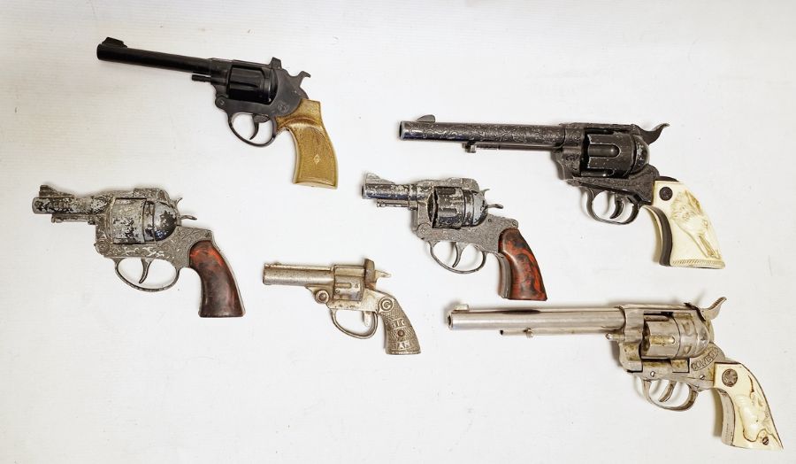 Small quantity of cap guns to include Hubley Mfg. co. cowboy revolver, Crescent toy company