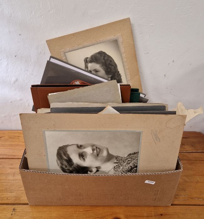 Large quantity of vintage photographs and albums - Image 2 of 2