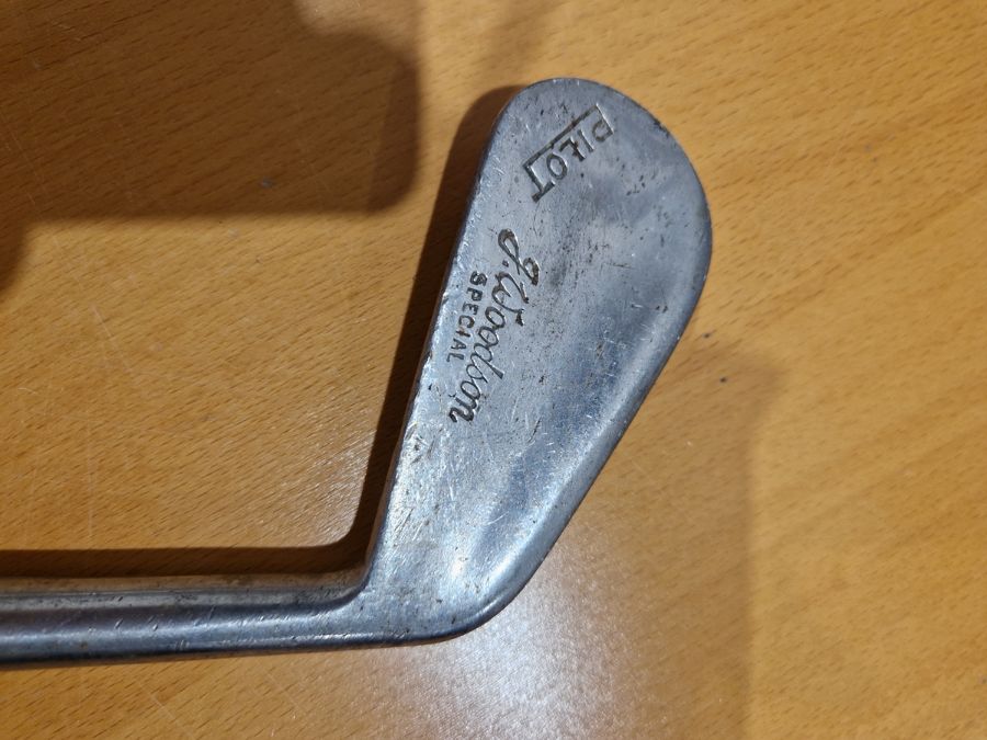 Bag of old golf clubs, two Union Jack flags on bamboo sticks Condition ReportFlags - H. 54 x  L. - Image 19 of 34