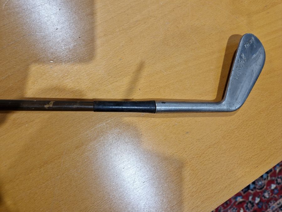 Bag of old golf clubs, two Union Jack flags on bamboo sticks Condition ReportFlags - H. 54 x  L. - Image 3 of 34