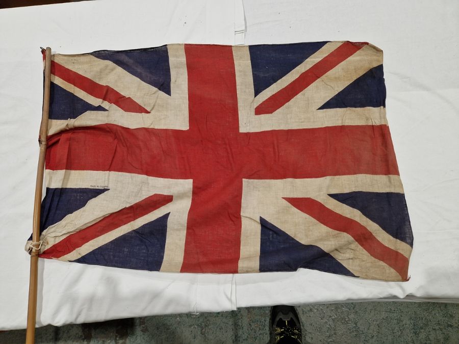 Bag of old golf clubs, two Union Jack flags on bamboo sticks Condition ReportFlags - H. 54 x  L. - Image 17 of 34