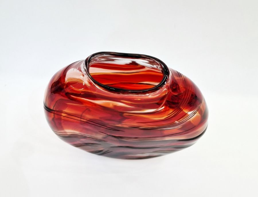Allister Malcolm red glass moon vase of abstract decoration, marked to base and dated 2008, 24cm - Image 4 of 5