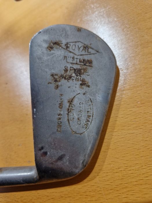 Bag of old golf clubs, two Union Jack flags on bamboo sticks Condition ReportFlags - H. 54 x  L. - Image 27 of 34