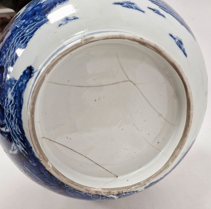 Chinese porcelain blue and white bowl, late 18th century, printed and painted with huts on - Image 5 of 5