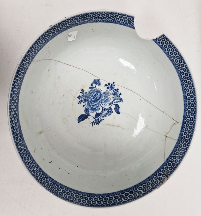Chinese porcelain blue and white bowl, late 18th century, printed and painted with huts on - Image 4 of 5