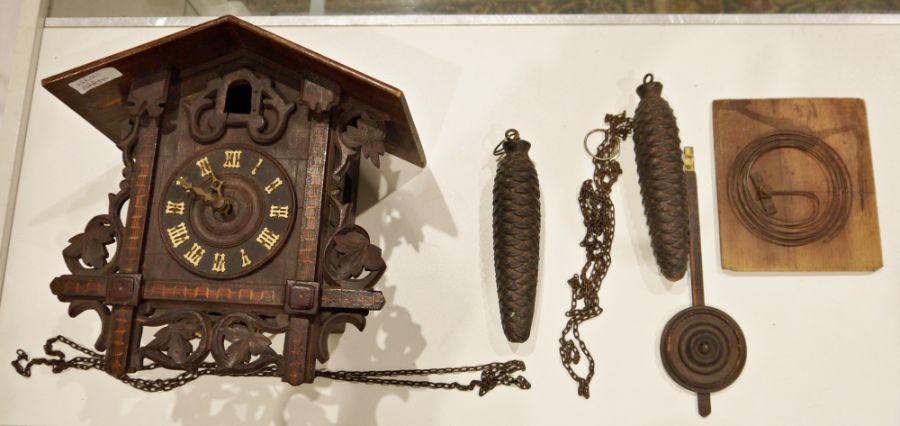 Black Forest style carved and pierced cuckoo clock decorated with leaves with typical pinecone - Image 2 of 9