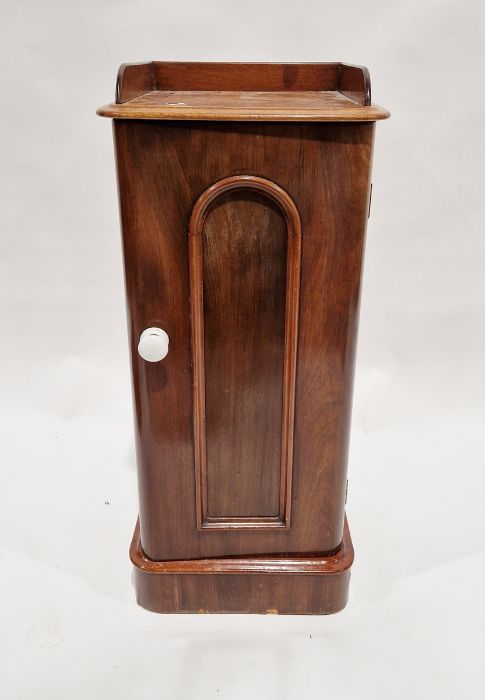 Victorian mahogany pot cupboard with slight raised edge, on plinth base  ,77  x 36 x 32 cmsCondition