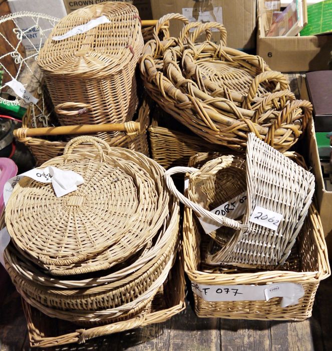 Large quantity of baskets to include bread baskets, picnic baskets, heart-shaped baskets, laundry - Image 2 of 2